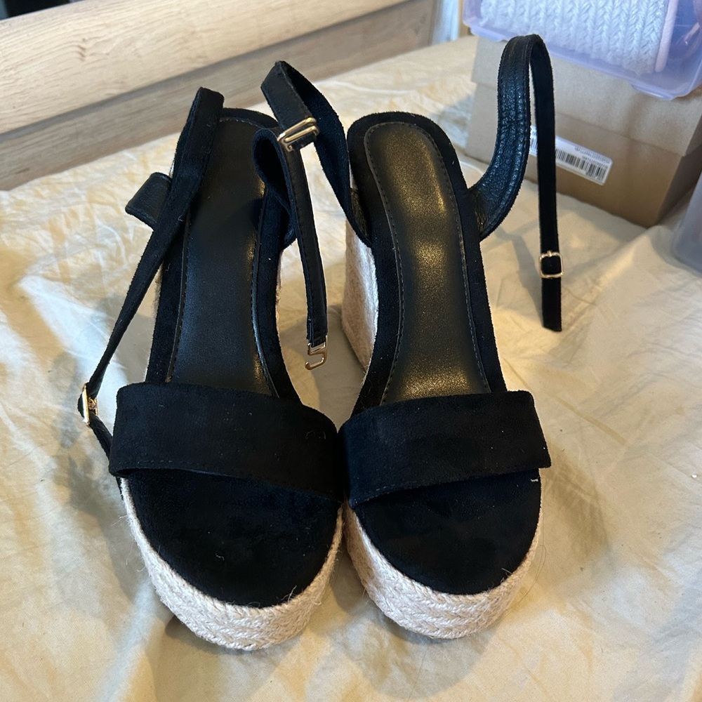 Black wedges